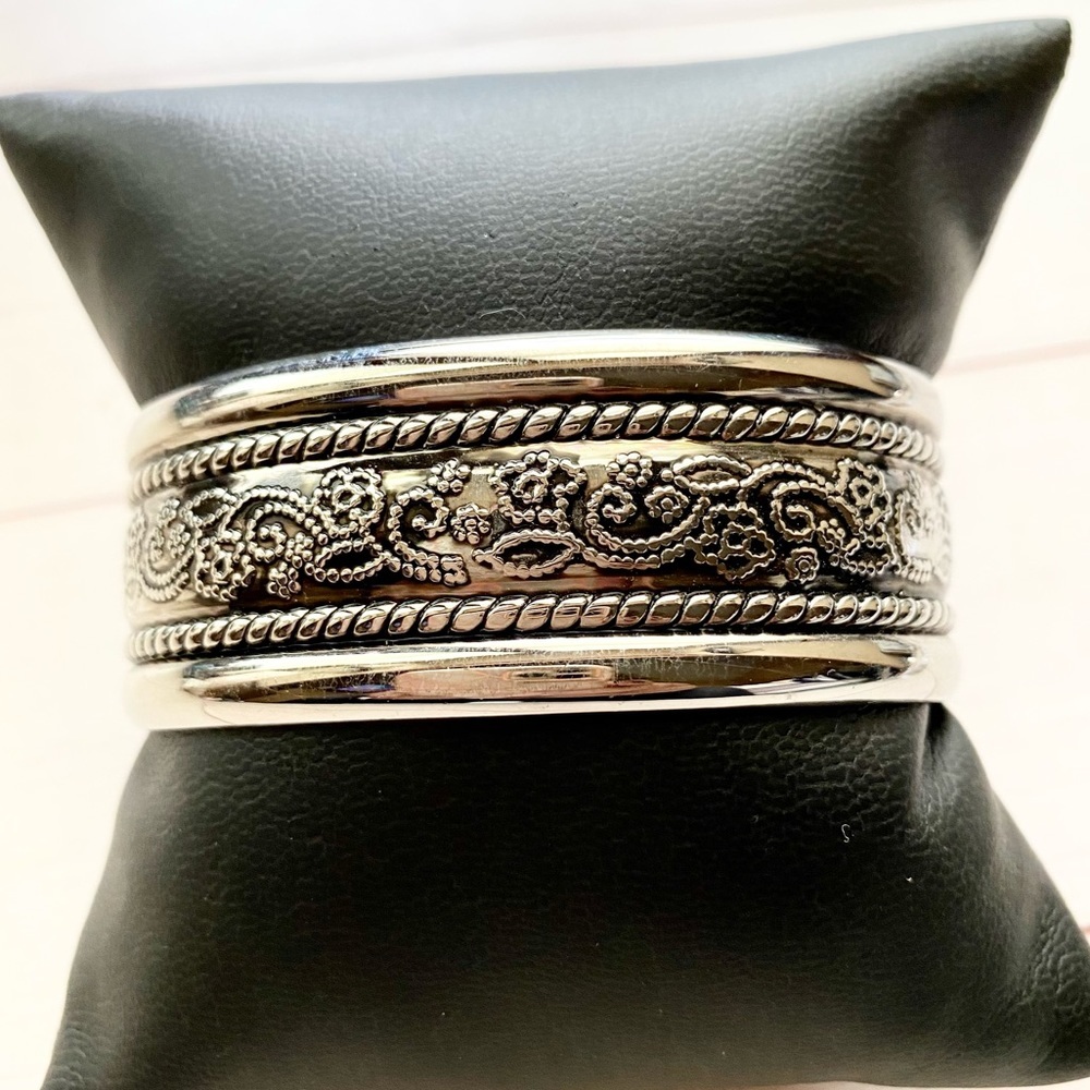 Detailed Sliver Bracelet